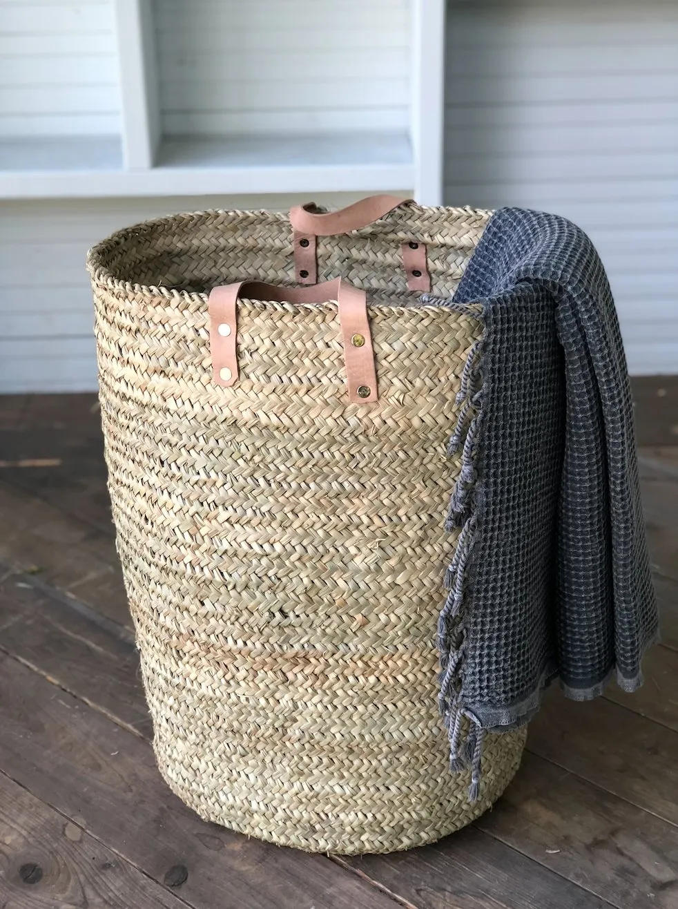 SEAGRASS LAUNDRY BASKET WITH  LEATHER HANDLES